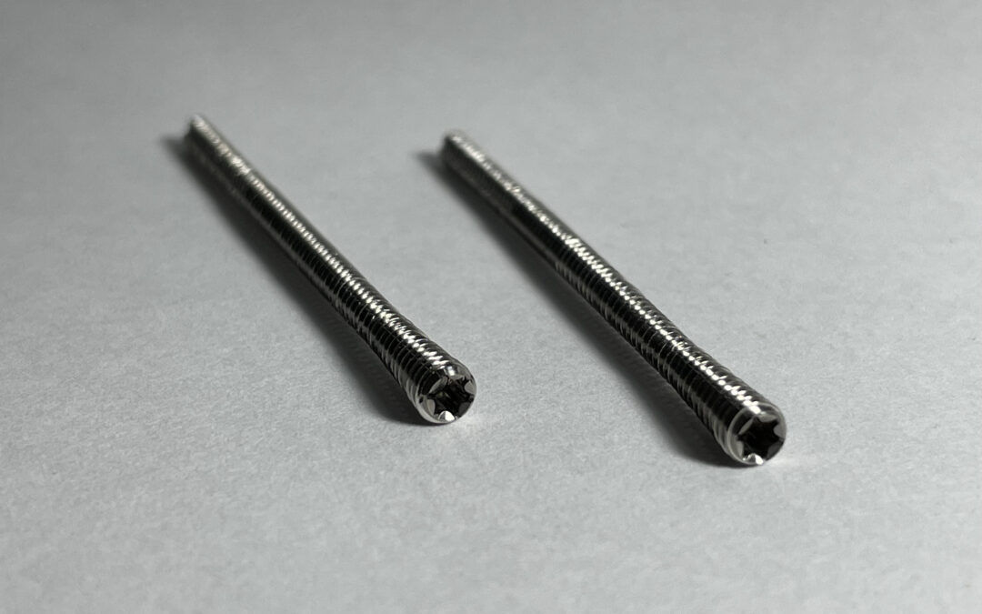 Tornillo de titanio canulado 2.3