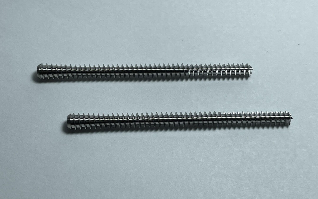 Tornillo de titanio cónico canulado de 3.0 y 4.0